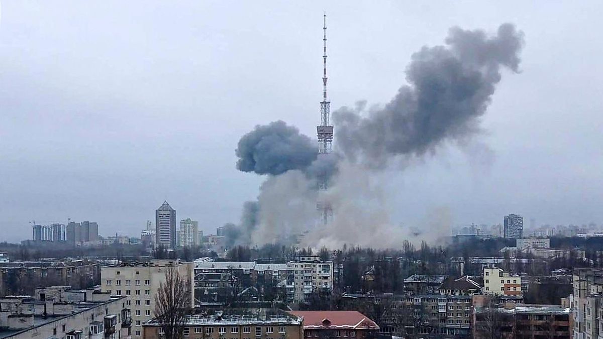 Televizní věž v Kyjevě zasáhly ruské rakety, vysílání nefunguje